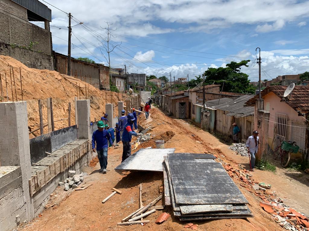 Segue em ritmo acelerado pavimentação da Rua Lua Nova, no bairro Moisés Reis