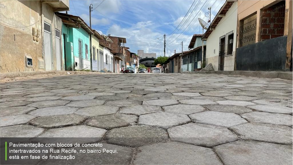 Pavimentação na Rua Recife, no bairro Pequi, está em fase de finalização