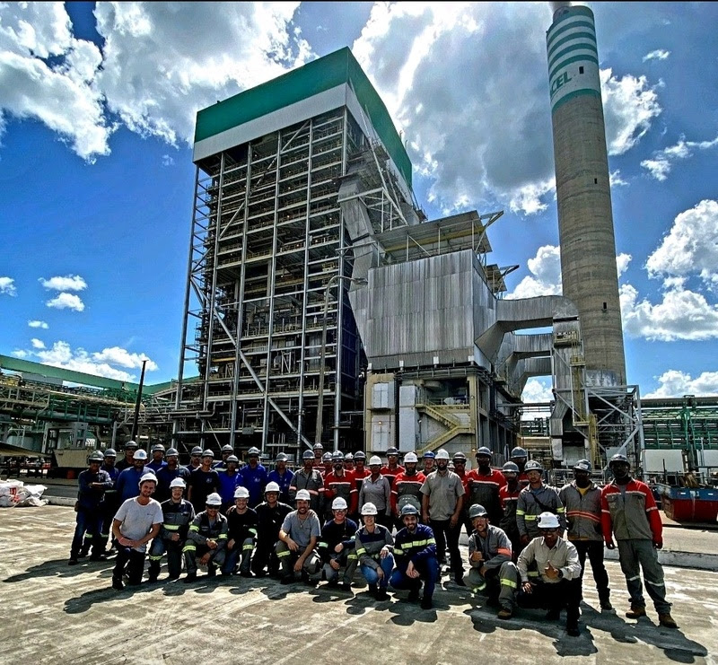 Equipe Veracel em frente da Caldeira de Recuperação da fábrica em Eunápolis