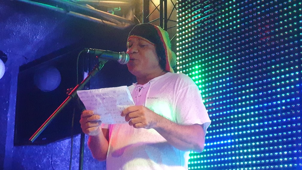 Cosminho Paixão em recital de poemas do produtor Markito