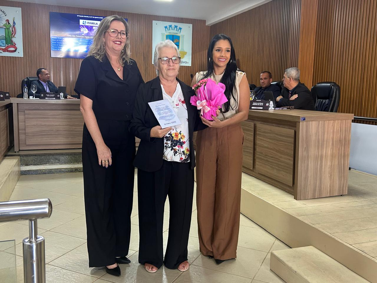Presidente da Câmara, Simone Sossai, e vereadora Camile Vieira, procuradora especial da Procuradoria da Mulher da Câmara. durante homenagem à ex-vereadora Rita Martins