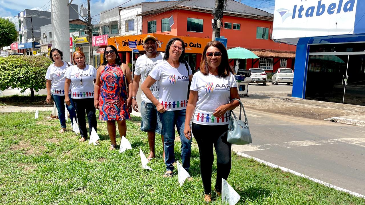 Membros da Diretoria da AAPI, entre esses a Presidente Maria Neide, e manifestando apoio ao grupo o Coordenador da APLB - Ubiratã Herculano