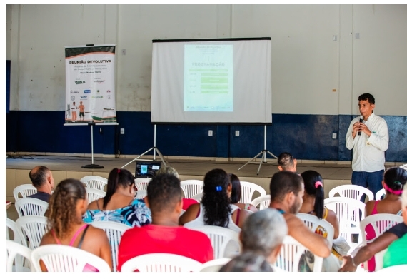 Foto da apresentação do Projeto de Monitoramento de Desembarque Pesqueiro em um dos encontros realizados com grupos de pescadores, autoridades e membros da comunidade na última semana (Divulgação Veracel)