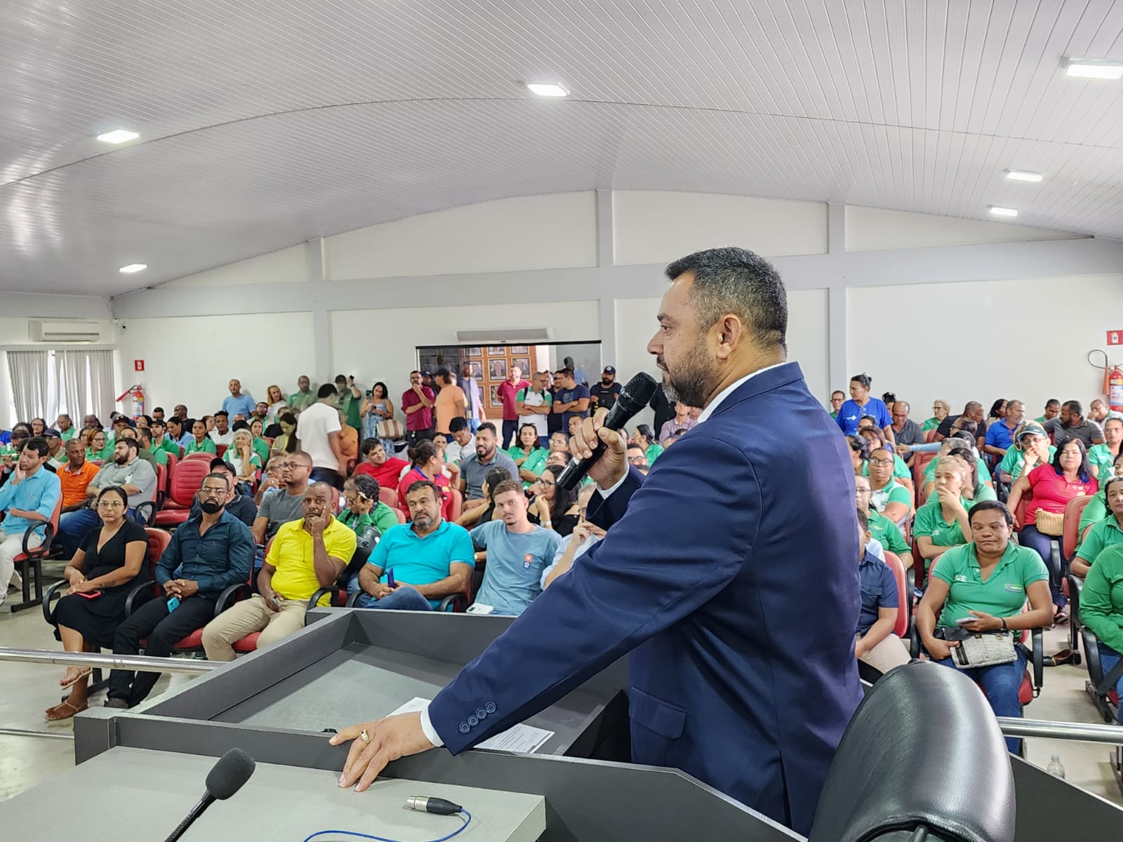 Vereador Ademir Freire na Tribuna da Câmara