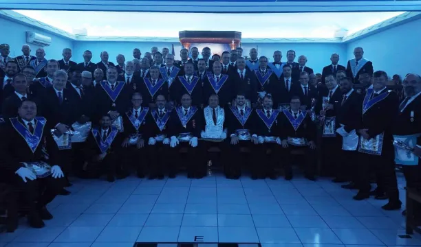 EUNÁPOLIS: Muitas emoções na Sessão Magna de Iniciação e Posse da Diretoria 2025/2027 da Loja Maçônica Fraternidade 5 de Novembro e Iniciação de novos membros