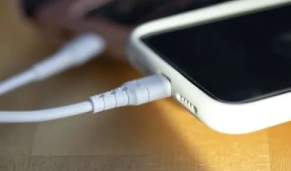 Quais são os erros que destroem o cabo do seu celular?