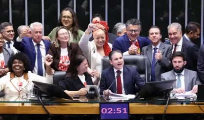 Deputado baiano: "Fim da escala 6x1 permitirá a trabalhador 'fazer sexo em paz' "