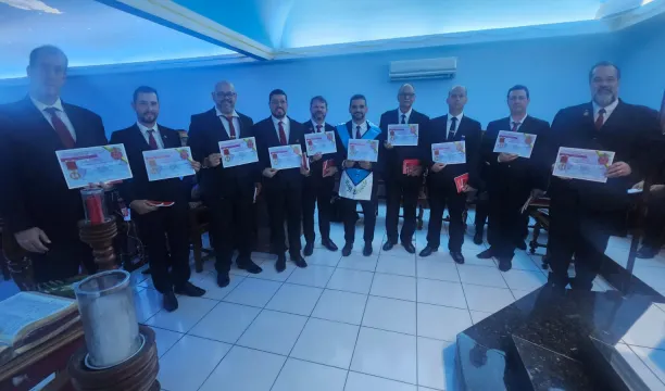 Em noite de júbilo, 10 novos Irmãos Maçons iniciam no Grau 4 da Maçonaria Filosófica em Eunápolis