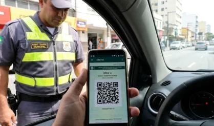 Motorista é parado na blitz de trânsito, ao ser requisitado o documento do carro ele apresenta o CRLV-e no celular e é questionado por agente, condutor afirma não carregar mais o licenciamento impresso