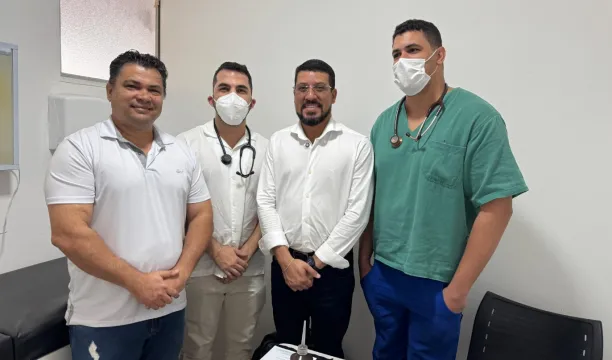 Prefeito Ricardo Flauzino visita Hospital Frei Ricardo e apresenta novo plantão com dois médicos