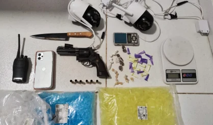 PMBA recuera veiculo roubado e apreende arma de fogo e drogas ilícitas em ação policial na cidade de Guaratinga