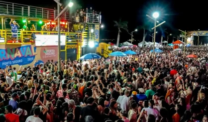 Psirico arrasta multidão e marca o quarto dia de Carnaval em Porto Seguro