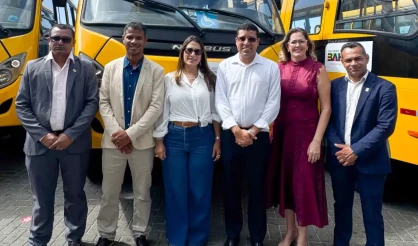 Prefeito Flauzino e deputada Cláudia Oliveira recebem novo ônibus escolar do governador Jerônimo para Itabela