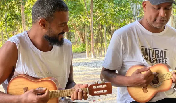 Projeto cultural oferece aulas gratuitas de cavaquinho para jovens de Caraíva