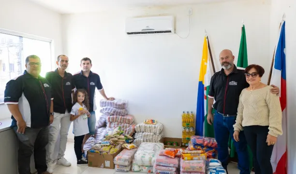 Colecionadores de carros antigos promovem doação de alimentos em Eunápolis