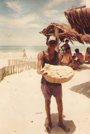  Roque Pedro vendendo pastel em  Trancoso/BA, no ano de 1998